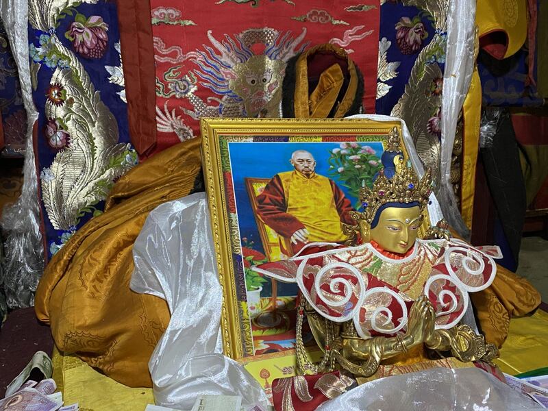 如今次角林寺的法座上供奉着十三世达赖喇嘛的画像。（唯色拍摄）