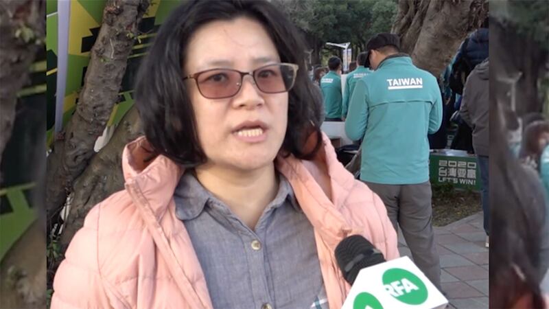 上班族黄小姐力挺蔡英文。(记者陈明忠摄)