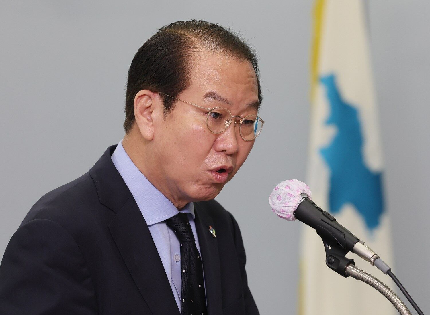 권영세 통일부 장관이 15일 서울 마포구 연세대학교 김대중도서관 컨벤션홀에서 열린 6.15 남북정상회담 22주년 기념식 및 학술회의에서 축사하고 있다.