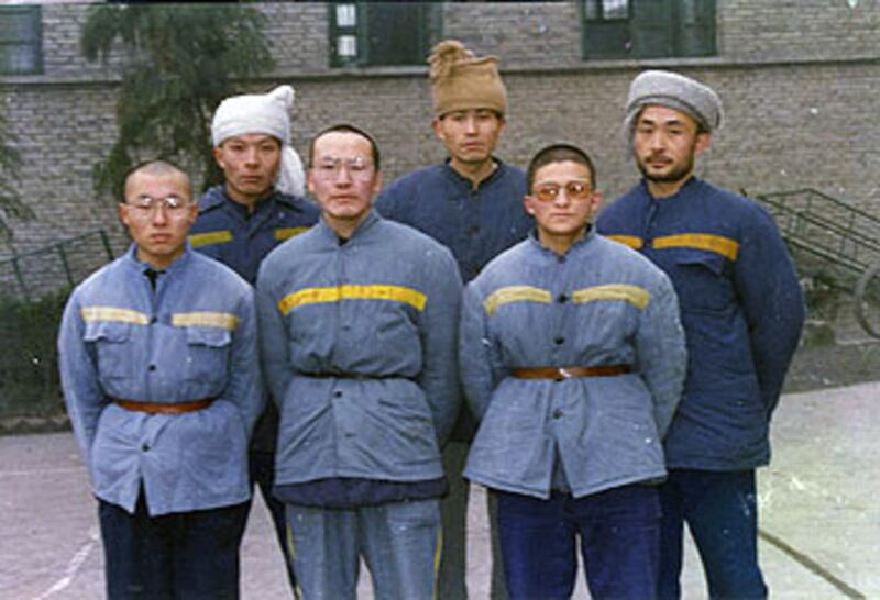李必豐（前排中），與廖亦武（後排右），於1993年同時在四川省第三監獄服刑。（廖亦武提供）