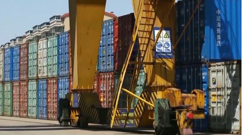 今年首7个月中国对美国出口1.62万亿元,按年跌2.1%,自美国进口则急挫24%至4739.3亿元。(视频截图/路透社)