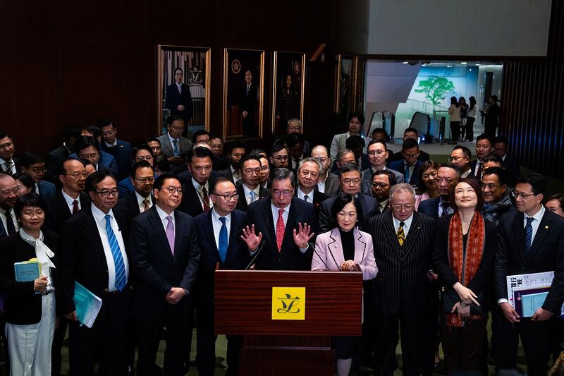 2024年3月19日，香港立法会主席梁君彦（中）和立法会议员出席通过《基本法》第 23 条立法后举行的新闻发布会。（美联社）