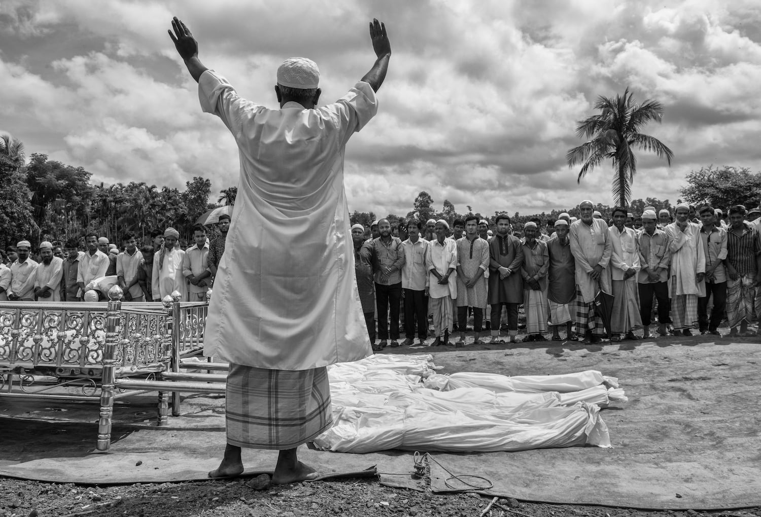 Un clérigo islámico reza por 16 refugiados rohingya que murieron cuando su barco volcó mientras huían de Myanmar durante su funeral el 29 de septiembre de 2017 en Cox's Bazar, Bangladesh. (Kevin Frayer/Getty Images)