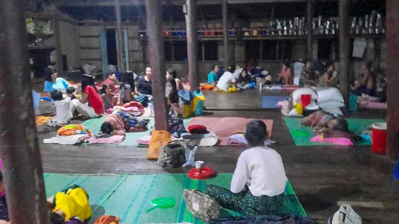 စစ်ကောင်စီတပ်နှင့် ကရင်အမျိုးသား လွတ်မြောက်ရေးတပ်မတော် (KNLA) ပူးပေါင်းတပ်များ၏ တိုက်ပွဲများကြောင့် တိမ်းရှောင်နေကြသည့် ဒေသခံများအား တွေ့ရစဉ်။ (Photo: S.O.F)