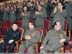 김정은 국방위원회 제1위원장이 인민군 장병들과 함께 공훈국가합창단공연을 관람하는 모습.