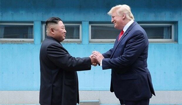 김정은 북한 국무위원장과 도널드 트럼프 미국 대통령이 6월 30일 판문점에서 만나는 모습.