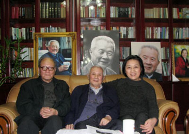 人民日報前社長胡績偉(中)9月16日心肌梗塞病逝北京，死前遺願為平反六四。(2010年拍攝，高瑜提供)