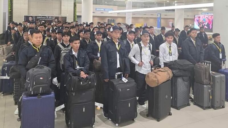 ကိုရီးယားနိုင်ငံသို့ သွားရောက်အလုပ်လုပ်ကြမည့် မြန်မာအလုပ်သမားများအား ၂၀၂၄ ခုနှစ်၊ ဧပြီလ ၃၀ ရက်နေ့က တွေ့ရစဥ်။ (Photo: Facebook/ Migrant Times)