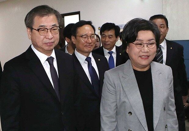 29일 서훈 국정원장(왼쪽)이 이혜훈 정보위원장(오른쪽), 더불어민주당 홍영표 원내대표와 국회 정보위원회 간담회장으로 들어서고 있다. 