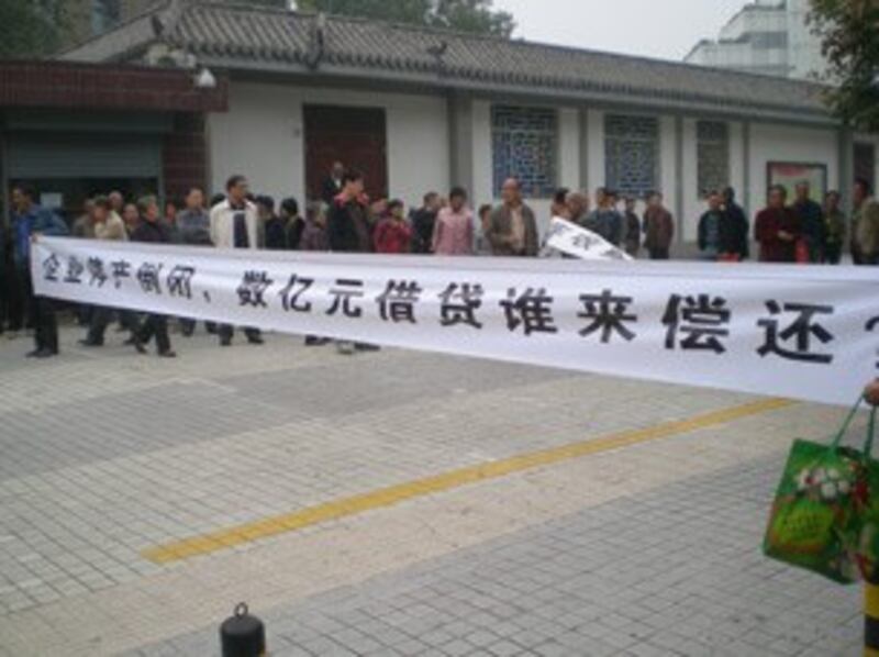 图片： 陕西富平县石灰石产业的从业员到省政府请愿。 （牛二蛋提供/记者乔龙）