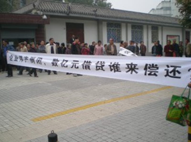 图片: 陕西富平县石灰石产业的从业员到省政府请愿。 (牛二蛋提供/记者乔龙)