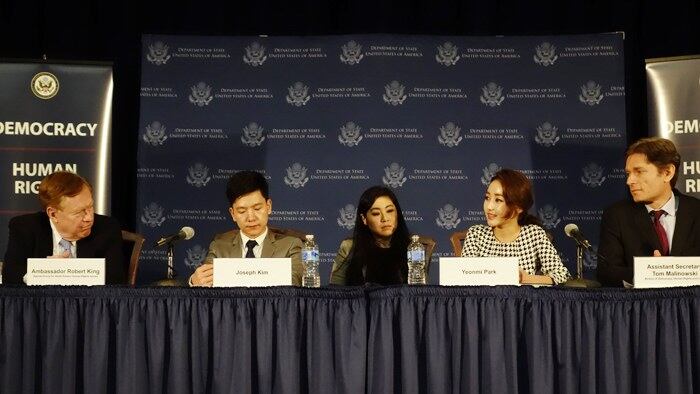 탈북자 조셉 김(왼쪽 두 번째) 씨와 박연미(왼쪽 네 번째) 씨가 10일(현지시간) 워싱턴DC의 미국 국무부 청사에서 로버트 킹 미국 국무부 인권특사, 톰 말리노스키 국무부 민주주의·인권·노동담당 차관보와 함께 북한의 인권탄압 실상을 전했다. 