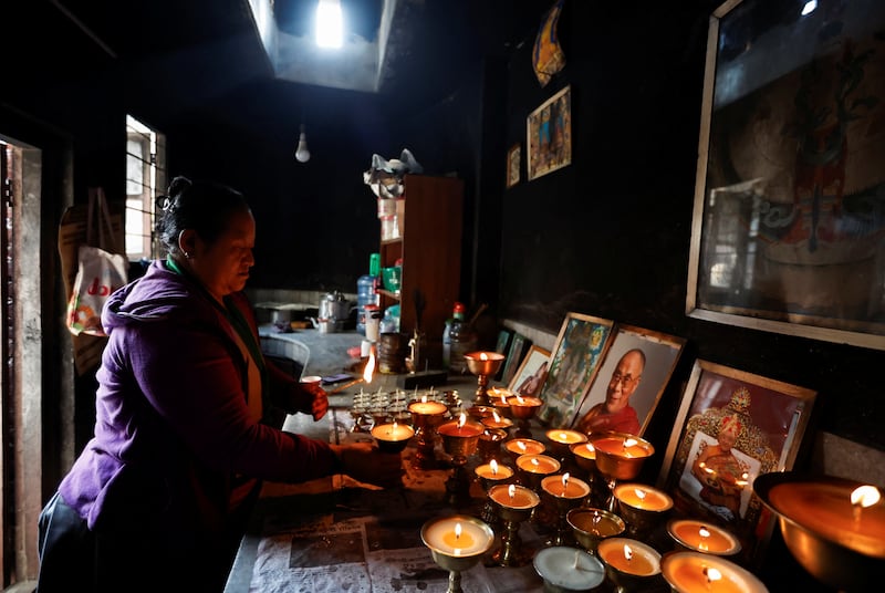 སྐྱིད་གྲོང་འགག་སྒོ་གནས་ཡུལ་གྱི་གྲོང་ཚོའི་ཁྱིམ་དུད་ ༡༥ ལ་གནོད་འཚེ་ཕོག་ཡོད་པ་དང་སྣེ་ཤེན་པ་ ༡༠ གར་སོང་ཆ་མེད་དུ་སོང་བ།