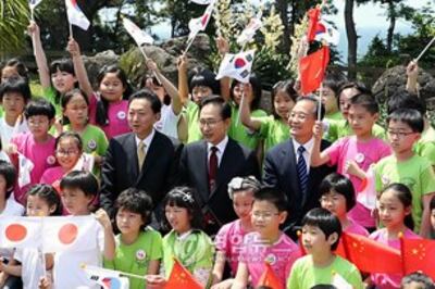 图片：韩中日领导人与三国儿童一起在济州合影（韩联社）