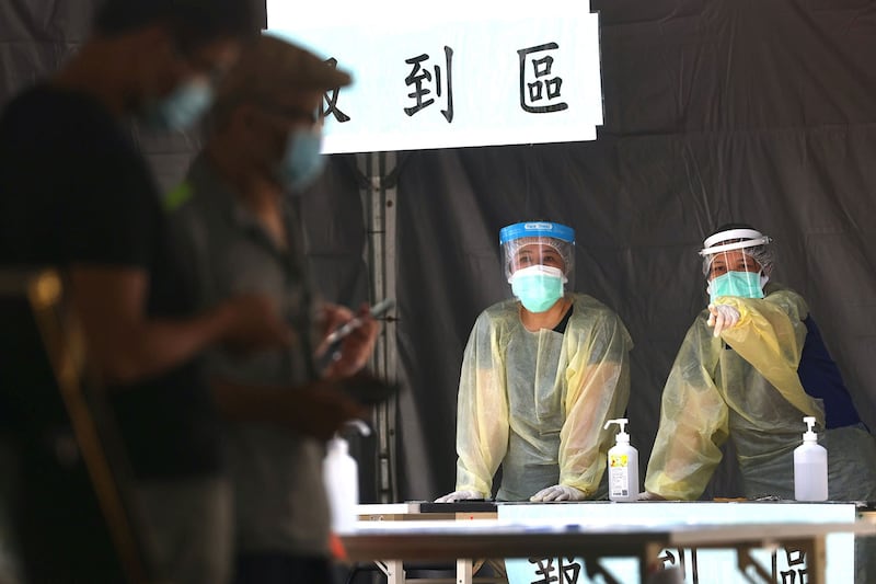 2021年5月25日，台北当地传播的病例增多后，医务人员在冠状病毒疾病快速测试点。 （路透社）