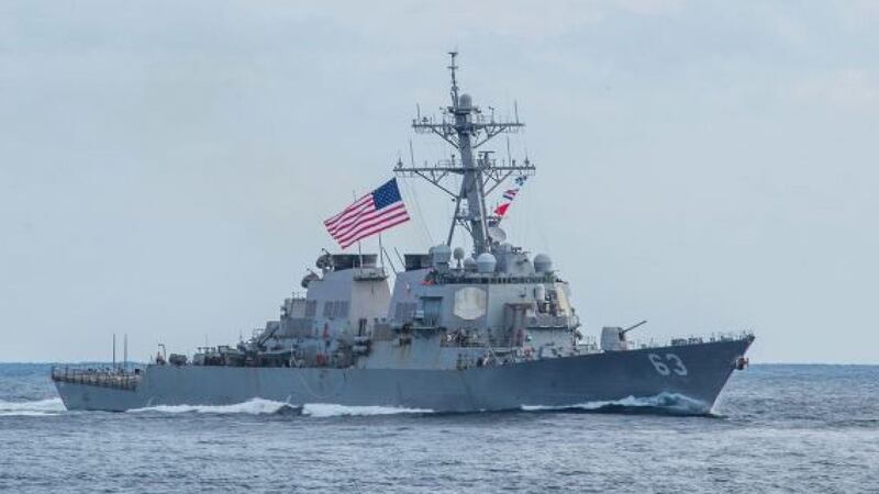 2019年2月美国阿利·伯克级驱逐舰史塔森号(DDG 63)穿越台湾海峡,展现美国致力于一个自由开放印太地区的承诺。(US Navy)