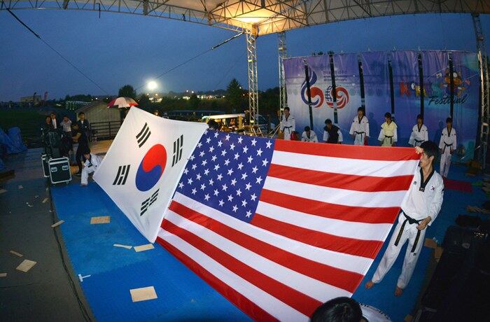 2013년 코러스 축제에서 태권도 시범이 펼쳐지고 있다.
