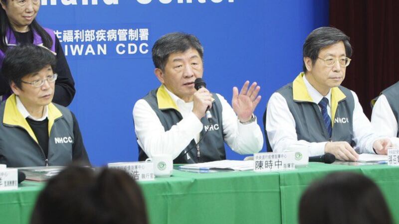 台湾中央流行疫情指挥中心指挥官陈时中说明滞留武汉台人返台事宜。(记者 李宗翰摄)