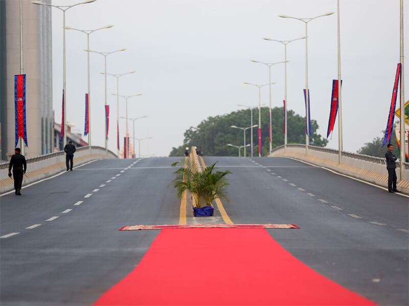 ស្ពាន​អាកាស ៥ មករា នៅ​ជិត​សាលា​តិចណូ ក្នុង​ថ្ងៃ​សម្ពោធ​ដាក់​ឲ្យ​ប្រើប្រាស់​នៅ​ថ្ងៃ​ទី​៥ ខែ​មករា ឆ្នាំ​២០១៦។ 