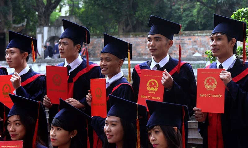 Sinh viên đại học dự lễ tốt nghiệp ở Quốc Tử Giám hôm 18/11/2014