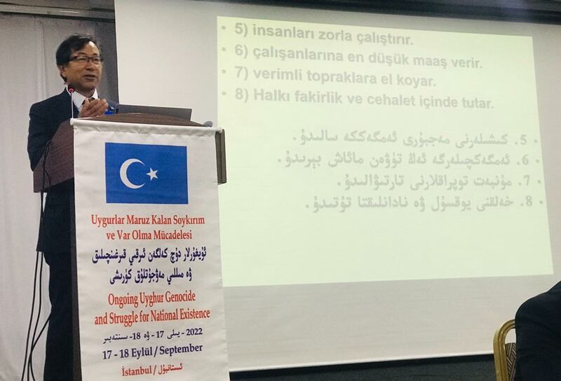 مەركىزى ۋاشىنگتوندىكى ئۇيغۇر ئاكادېمىيىسىنىڭ ئۇيۇشتۇرۇشى بىلەن ئۆتكۈزۈلگەن «ئۇيغۇرلار دۇچ كەلگەن ئىرقىي قىرغىنچىلىق ۋە مىللىي مەۋجۇتلۇق كۈرىشى» ناملىق ئىلمىي مۇھاكىمە يىغىنىدا پروفېسسور ئالىمجان ئىنايەت ئەپەندى سۆزلىمەكتە. 2022-يىلى 17-سېنتەبىر، تۈركىيە.