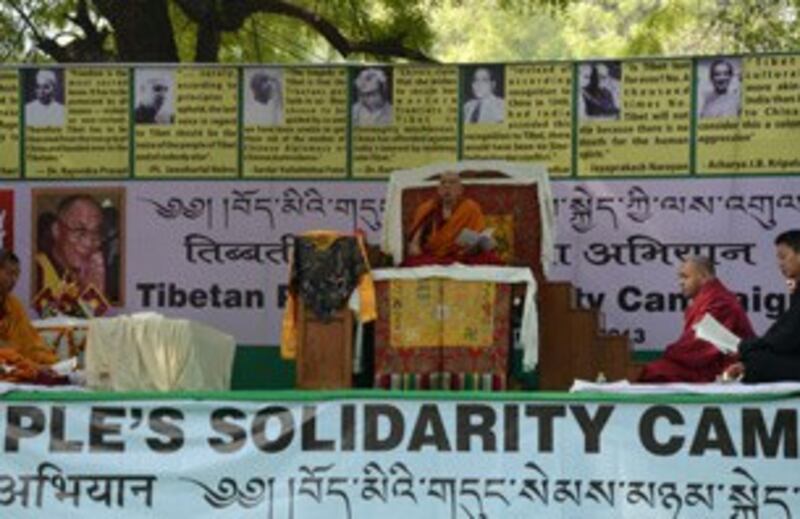 图片: 甘丹赤巴法王日宗仁波切主持绝食祈福会。 (记者丹珍拍摄)