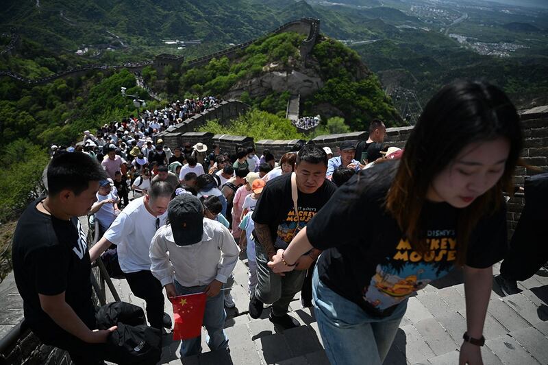 2024年5月1日,人们在五一假期的第一天攀登北京八达岭长城。(法新社)