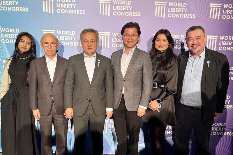 لىتۋانىڭ پايتەختى ۋېلنىيۇستا ئۆتكۈزۈلگەن تۇنجى نۆۋەتلىك «دۇنيا ئەركىنلىك قۇرۇلتىيى» دا ئۇيغۇر ۋەكىللەر. 2023-يىلى 6-نويابىر.
