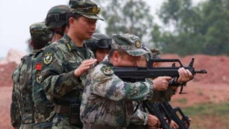 中国武警雪豹突击队在训练。(视频截图)