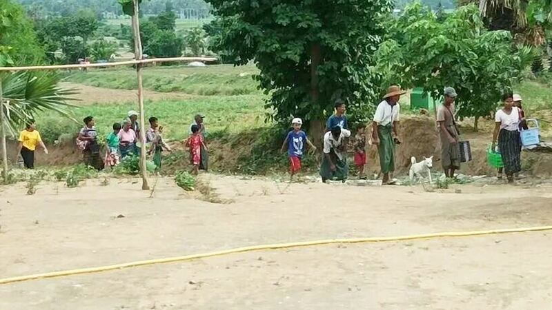 pauk-villagers-flee.jpg