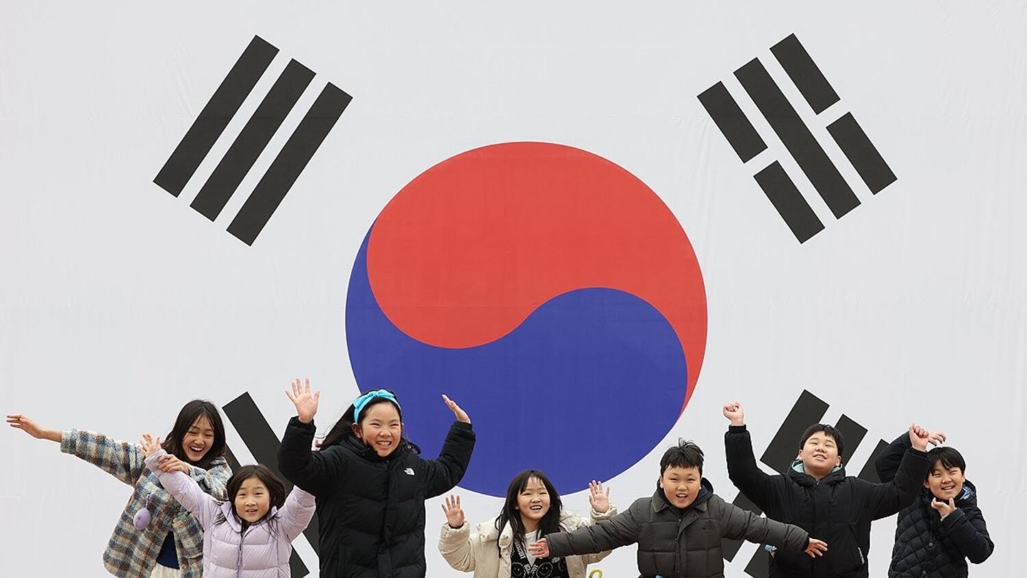 서울 서대문구 서대문형무소역사관에서 어린이들이 대형 태극기 앞을 달리고 있다.