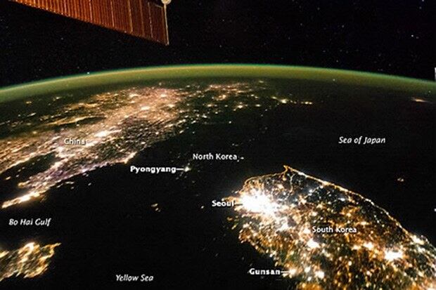 국제우주정거장(ISS) 우주인들이 동아시아 상공을 지나면서 촬영한 남북한의 서로 다른 밤 모습. 북한 지역은 평양 등 극소수 지역을 제외한 대부분 지역이 전력량 부족으로 인한 듯 남한 및 중국과는 대조적으로 완전히 어두운 모습을 보여 마치 바다와 같은 느낌을 주고 있다. 