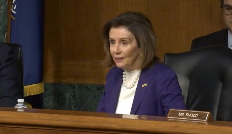 ئامېرىكا ئاۋام پالاتاسىنىڭ رەئىسى نەنسىي پېلوسى(Nancy Pelosi) خانىم يىغىندا سۆز قىلماقتا.. 2022-يىلى 13-دېكابىر، ۋاشىنگتون.