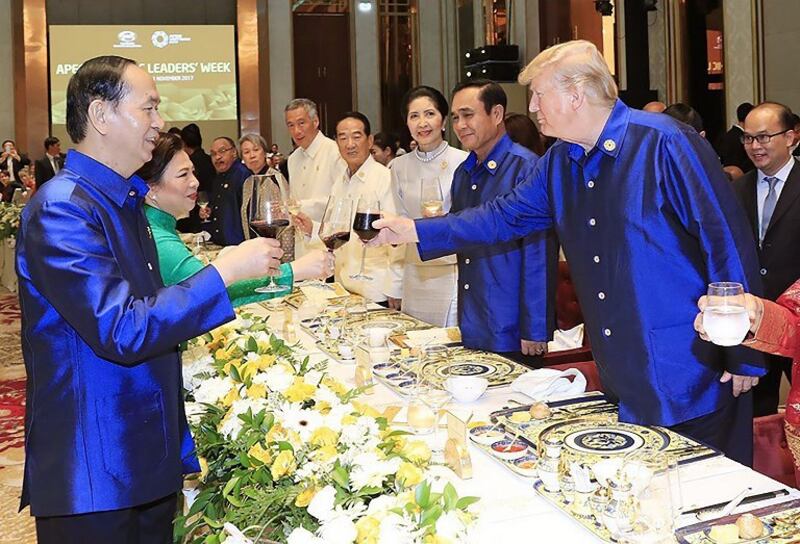 Tổng thống Donald Trump (phải) tại Hội nghị APEC. Đà Nẵng 11/2017.