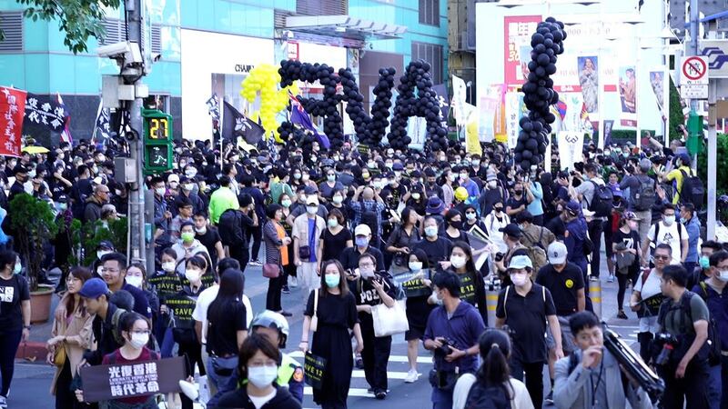 台湾逾三千人响应全球二十城市要求释放十二港人台北游行。 (记者李宗翰摄)