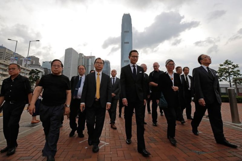 2019年6月6日,香港法律界率先发起静默“黑衣游行”。(美联社)