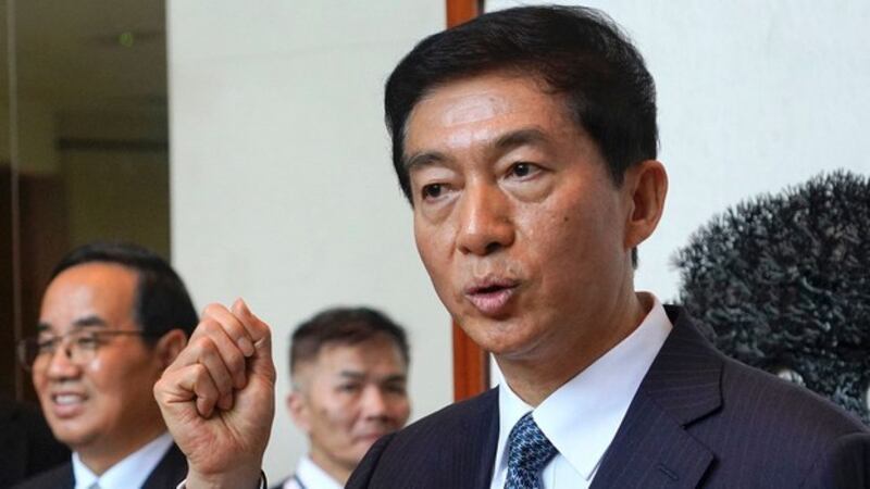 中联办主任骆惠宁4月15日表示，香港主权归还中国将近二十三年，国家安全是突出弱点，他认为维护国家安全制度不够完善，要尽快制定、修改法律及执行机制，并且需要严惩去年年中以来的暴力激进行为。 （美联社资料图片）