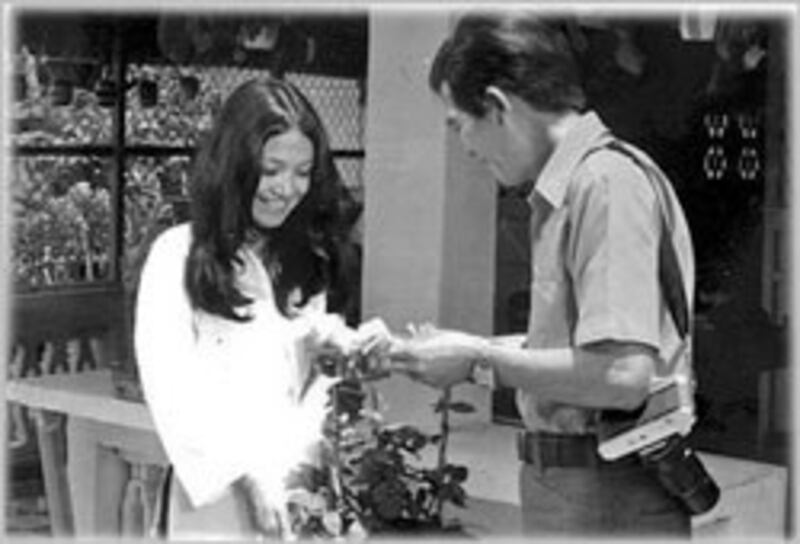 Nghệ sĩ Thanh Lan với vai Cô hàng hoa cùng diễn viên Ngọc Phu trong Phim hài Xóm Tôi (1974). Courtesy FB Nghệ sĩ Thanh Lan.