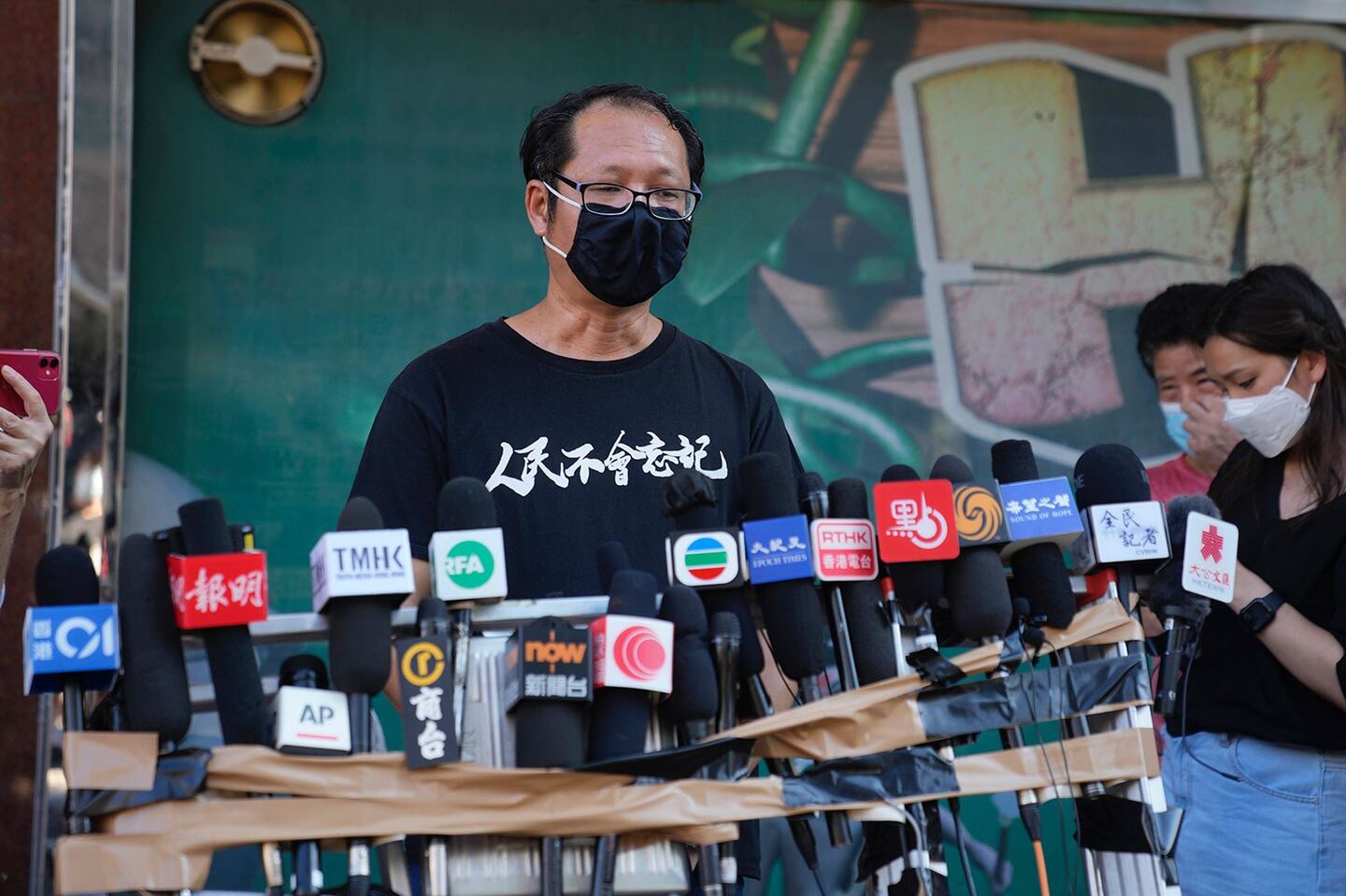 2021 年 9 月 25 日，香港支联会在宣布解散后，该组织前秘书蔡耀昌向媒体发表讲话。（美联社）