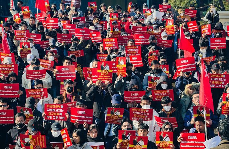စစ်ကောင်စီကို ထောက်ပံ့နေတာတွေ ရပ်တန့်ရန် ဆန္ဒပြတောင်းဆိုနေကြသည့် တောင်ကိုရီးယားနိုင်ငံရောက် မြန်မာနိုင်ငံသားများအား ဆိုးလ်မြို့၊ တရုတ်သံရုံးရှေ့တွင် ၂၀၂၄ ခုနှစ် နိုဝင်ဘာလ ၂၄ ရက်နေ့က တွေ့ရစဉ်။ (Photo: MFDMC)