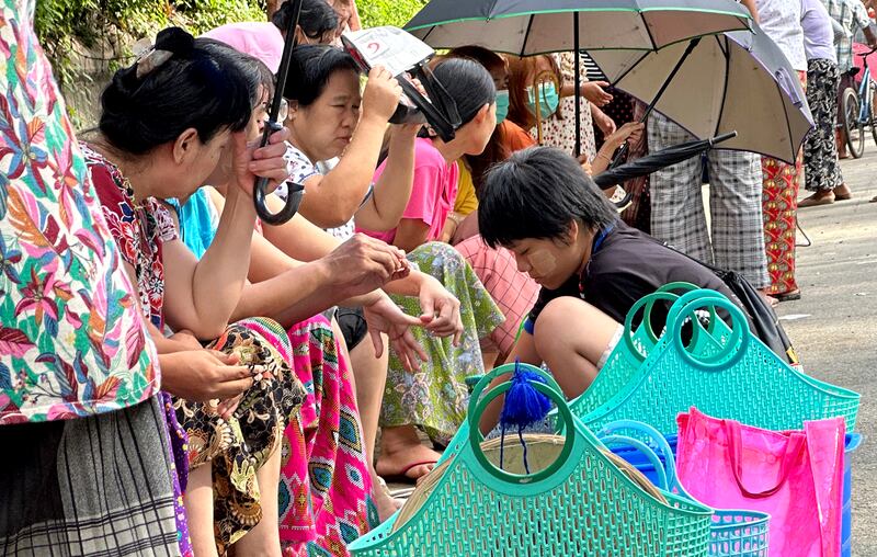 အောင်သမာဓိရွှေဆိုင်ကဝေတဲ့ အစားအသောက်တွေရဖို့ ရန်ကုန်တိုင်း၊ ဗဟန်းမြို့နယ် ရွှေဂုံတိုင်လမ်းမကြီးပေါ်မှာ စီတန်းစောင့်ဆိုင်းနေကြသူတွေကို ၂၀၂၃ စက်တင်ဘာ ၂၄ ရက်နေ့က တွေ့ရစဉ်။ (Photo: RFA)