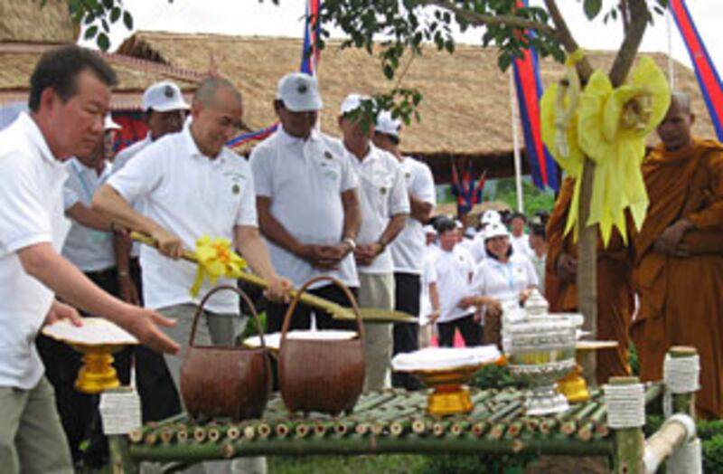 ព្រះ​មហាក្សត្រ ព្រះបាទ​សម្ដេច​ព្រះ​បរមនាថ នរោត្តម សីហមុនី (ឆ្វេង​ទី​២) យាង​ដាំ​កូន​ឈើ​ក្នុង​ពិធី​រុក្ខទិវា​ជាតិ​ លើក​ទី​២២ នៅ​ស្រុក​បន្ទាយស្រី ខេត្ត​សៀមរាប កាល​ពី​ថ្ងៃ​ទី​៩ ខែ​កក្កដា ឆ្នាំ​២០១២។