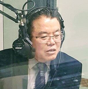 나원호 박사가 RFA 서울지국 스튜디오에서 인터뷰를 하고 있다. 