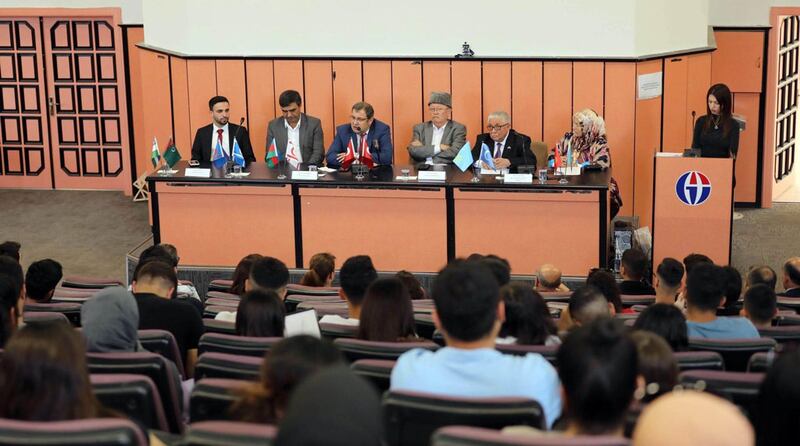 20-ماي كۈنى تۈركىيەنىڭ گازىئانتەپ شەھىرىدە ئۆتكۈزۈلگەن «ئەركىنلىككە بىر قەدەم» ناملىق يىغىننىڭ كۆرۈنۈشى. 2024-يىلى 20-ماي، گازىئانتەپ