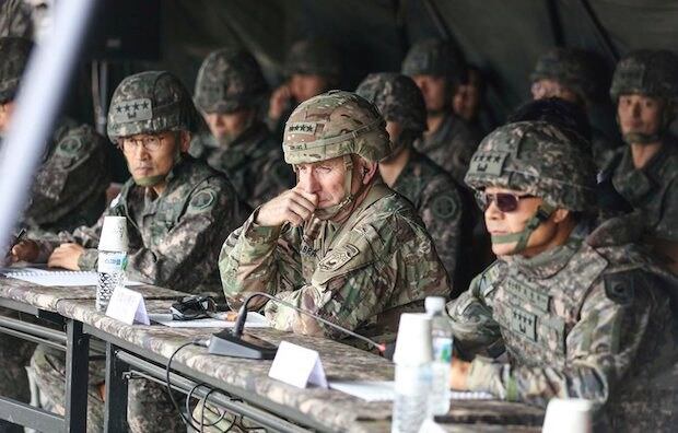 로버트 에이브럼스 한미연합사령관 겸 주한미군 사령관(가운데)이 지난 23일 최병혁 연합사 부사령관(오른쪽)과 남영신 지상작전사령관 등과 함께 영평사격장(로드리게스)에서 실시된 한국군 제5포병여단 실사격훈련을 참관하고 있다. 