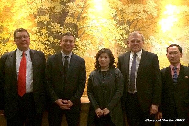 지난 15일 북한을 방문한 러시아 에너지안보연구소 안톤 클롭코프(사진 왼쪽에서 2번째) 소장 일행이 최선희(3번째) 북한 외무성 미주 국장과 만나 한반도 정세에 관해 의견을 나눴다. 