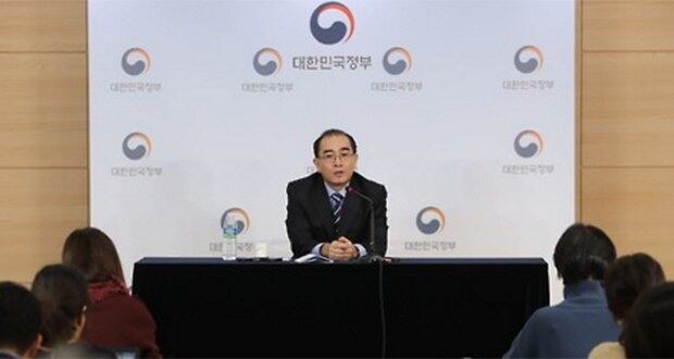 태영호 전 주영국북한대사관 공사가 지난달 27일 서울 세종로 정부서울청사에서 가진 통일부 기자단과의 간담회에서 북한 김정은 통치 체제의 실상 등과 관련한 기자의 질문에 답하고 있다.
