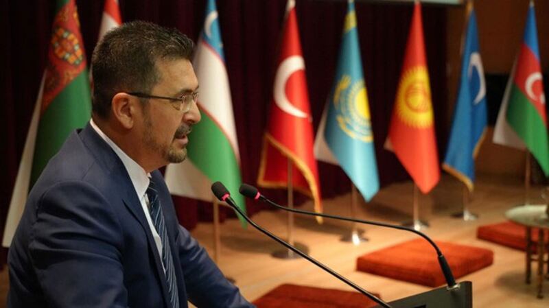 تۈركىيەنىڭ قارابۈك ئۇنىۋېرسىتېتى ئۇيۇشتۇرۇلغان تۈرك دۆلەتلىرىنى تونۇشتۇرۇش يىغىنىدا مەزكۇر ئۇنىۋېرسىتېتنىڭ مۇئاۋىن مۇدىرى پىروفېسسور ئىسمايىل راقىپ قاراش سۆزلىمەكتە. 2024-يىلى 28-نويابىر.