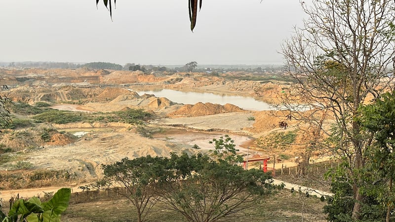 ကချင်ပြည်နယ်၊ မိုးညှင်းမြို့နယ်၊ အင်းတော်ကြီးဒေသ၊ မိုင်းနောင်ရွာ အနောက်ဘက်တွင် တူးဖော်ထားသည့် ရွှေလုပ်ကွက်များကို ၂၀၂၃ ခုနှစ်၊ မတ်လ ၁၁ ရက်နေ့က တွေ့ရစဉ်။ (Photo: RFA)