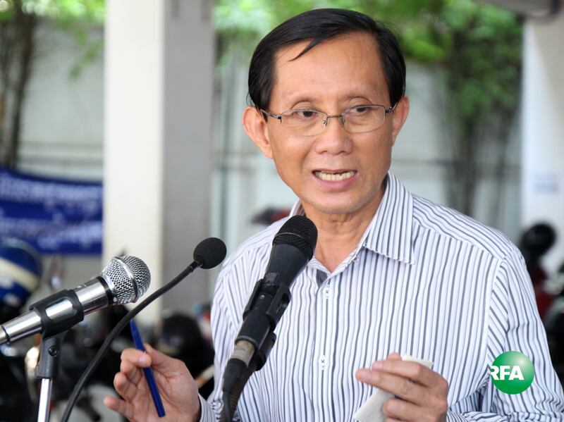 អ្នក​នាំ​ពាក្យ​គណបក្ស​សង្គ្រោះ​ជាតិ លោក យឹម សុវណ្ណ ថ្លែង​ទៅ​កាន់​អ្នក​គាំទ្រ​នៅ​ទីស្នាក់ការ​បក្ស​ក្នុង​សង្កាត់​ចាក់អង្រែលើ ខណ្ឌ​មានជ័យ រាជធានី​ភ្នំពេញ ថ្ងៃ​ទី​២៣ ខែ​វិច្ឆិកា ឆ្នាំ​២០១៦។ RFA/Sorn Chanratha